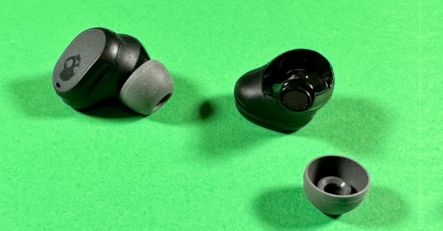 Detailaufanhme des links und rechten Hörers. Beim rechten Hörer ist der Silikonaufsatz abgezogen und man sie ovale Stegform, weswegen die Mod für Comply-Foam-Aufätze vermutlich inkompatibel sind.