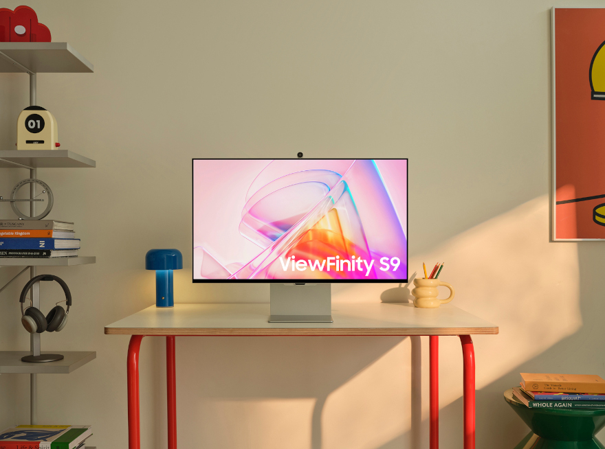 Frontansicht des 27 Zoll großen Samsung ViewFinity S9, in einem Zimmer auf einem Schreibtisch stehend.