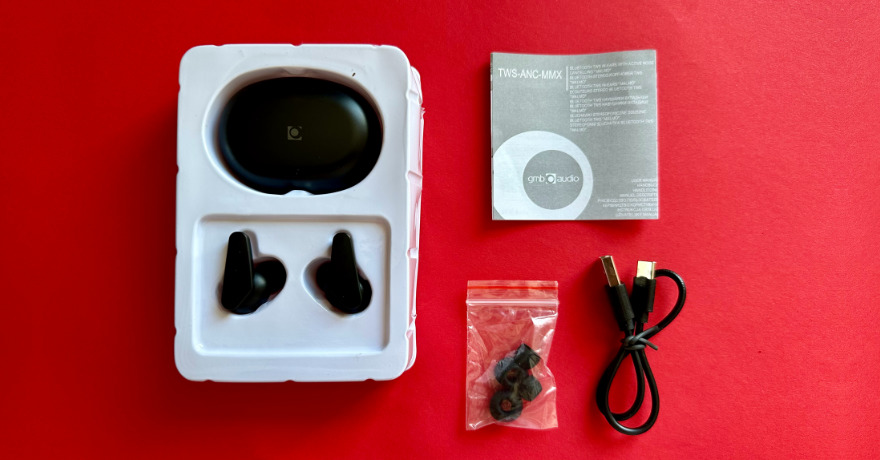 Der Verapackungsinhalt von oben: Case und Ohrhörer im Plastik-Inlay, gedruckte Anleitung, zwei zusätzliche Ohrstöpsel-Größen in Plastik-Säckchen, USB-A-auf-USB-C-Kabel.